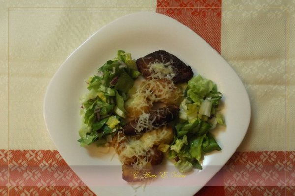 Friptura si carnati de porc cu legume la cuptor