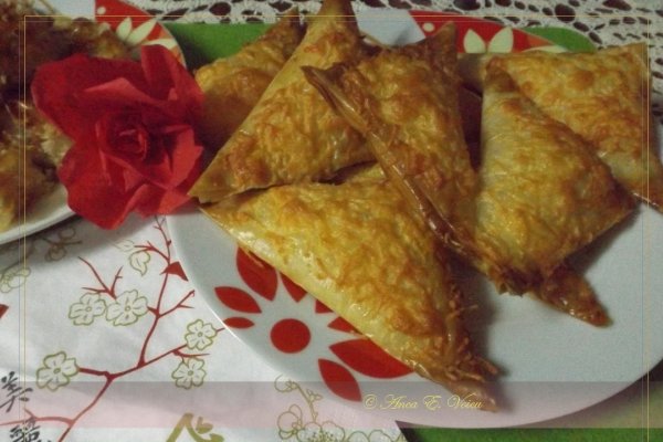 Triunghiuri cu foietaj-foi si branza