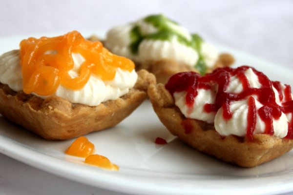 Minitarte cu crema de branza si jeleu de legume