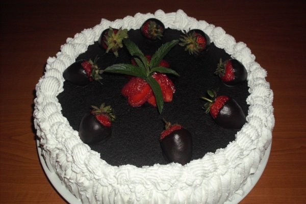 Tort cu ciocolata si capsuni