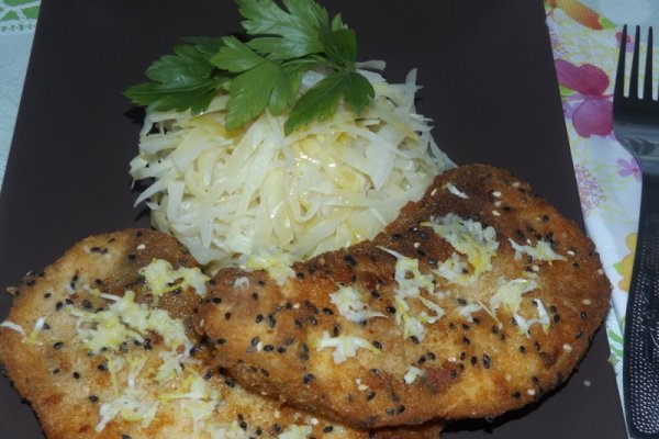 Peste pane cu salata de varza si lamaie inghetata