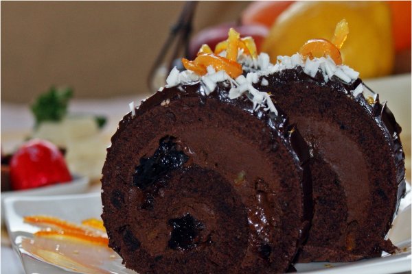 Rulada cu ciocolata si visine din dulceata, proaspete sau congelate