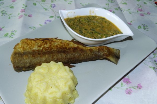 Peste prajit cu usturoi verde