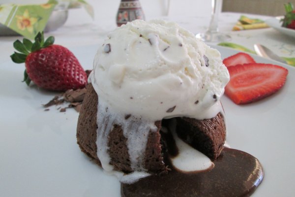 Vulcan de ciocolata cu inghetata si capsuni