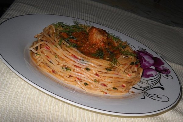 Spaghete cu chiftele in sos vanatoresc