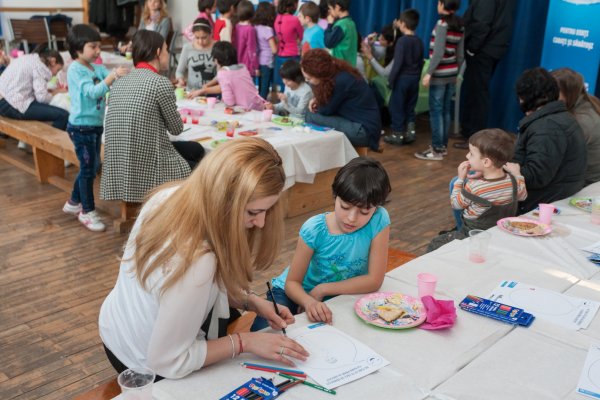 Orbit România va învăţa 3.500 de copii defavorizaţi să zâmbească