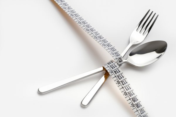 7 trucuri ca sa mananci mai putin. Cum slabesti fara sa te infometezi