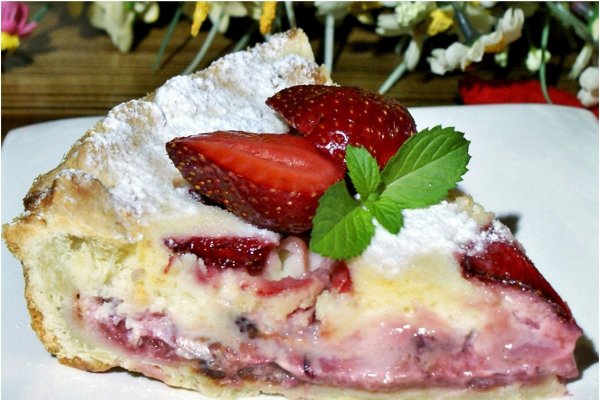 Tarta cu capsuni si crema de smantana