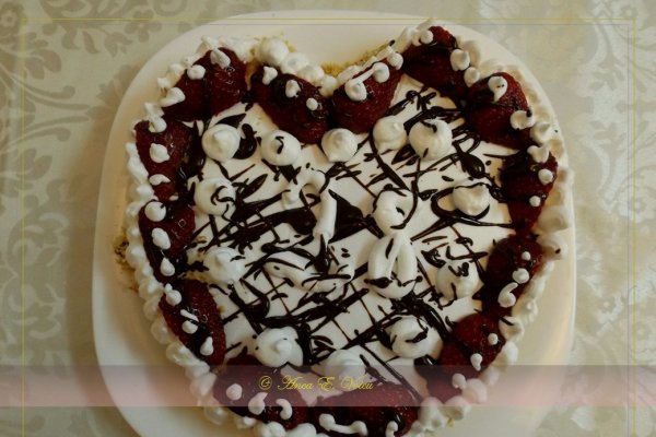 Tort Inima cu frisca, migdale si capsuni