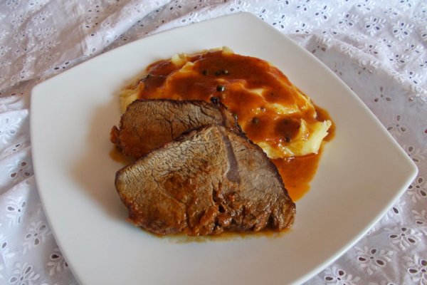 Pulpa de vitel cu sos de rosii si piper verde