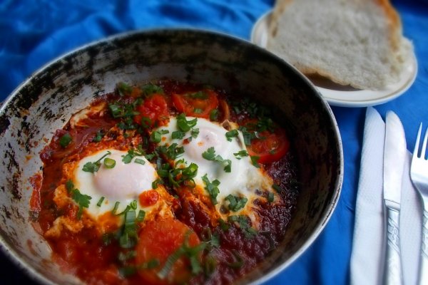 Oua posate in sos de rosii