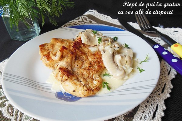 Piept de pui la gratar cu sos alb de ciuperci