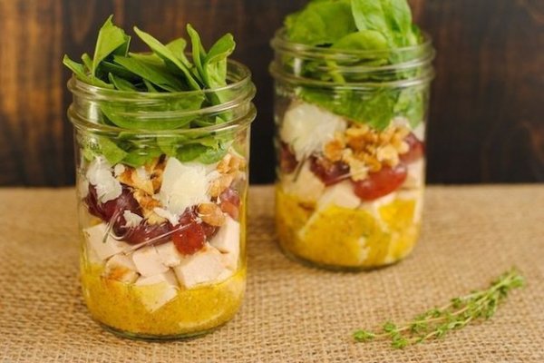 3 salate la borcan, perfecte pentru o pauza de masa sanatoasa
