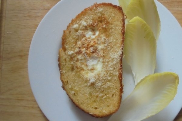 Sandvis cu ochiuri in paine