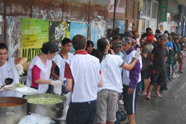 Chef Nicolai Tand şi elevii şcolii „Mihai Ionescu”  oferă o masă caldă oamenilor străzii