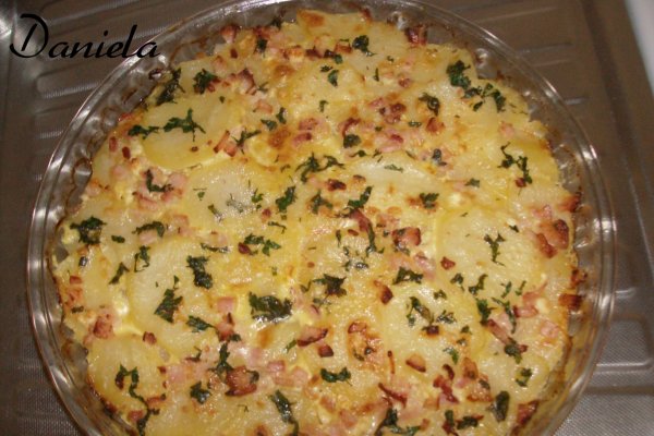 Cartofi cu sunca si cascaval afumat