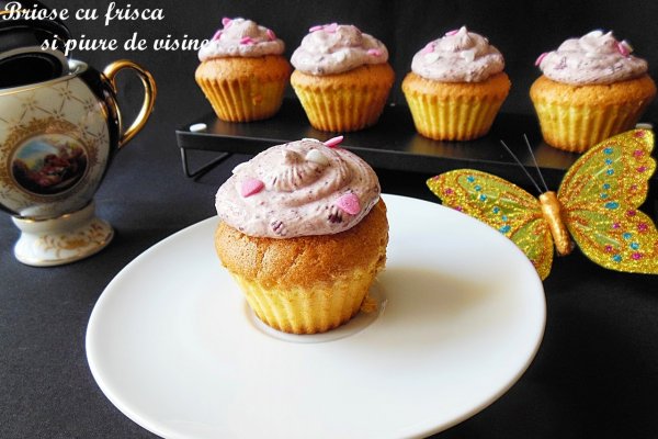 Briose cu frisca si piure de visine