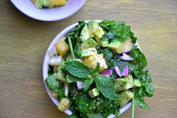 3 modalitati delicioase de a folosi fructele in salate