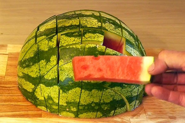 Cea mai usoara metoda de a taia si manca un pepene rosu