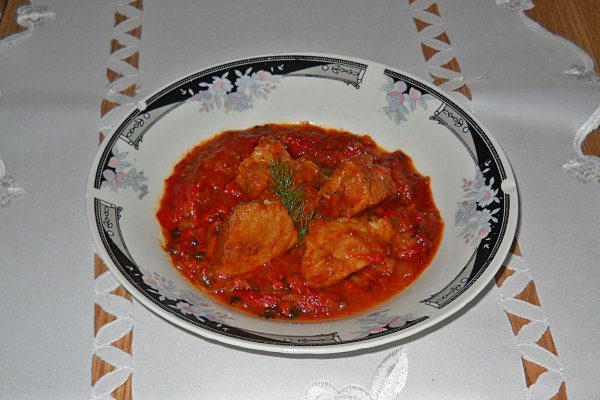 Tocanita de porc cu ceapa si ardei copt