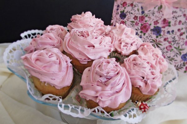 Briose cu visine si dulceata de trandafiri