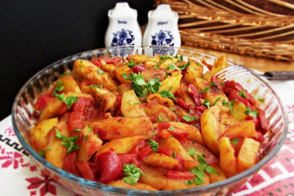 Cartofi la cuptor, cu busuioc si gogosari in sos de rosii