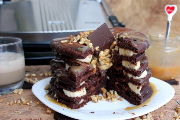 Tort de clatite, cu banane, ciocolata, nuca prajita si caramel