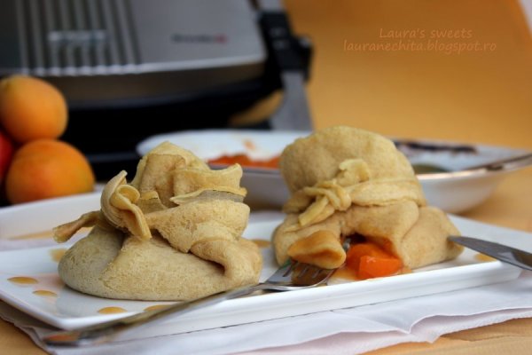 Clatite umplute cu caise si sos caramel