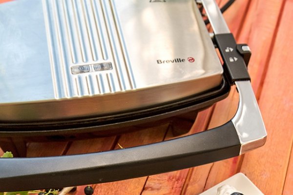 Clatite cu branza dulce de vaci si fructe de padure