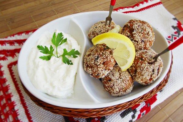 Chiftele de ton cu sos de iaurt