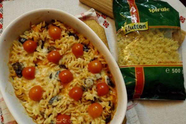 Paste spirale cu masline si rosii