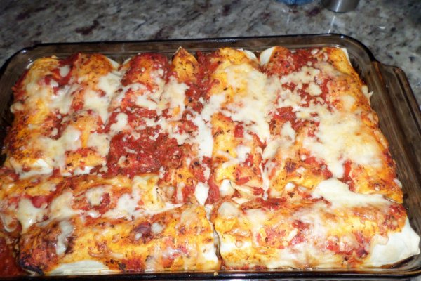 Enciladas cu branza si spanac in sos de rosii