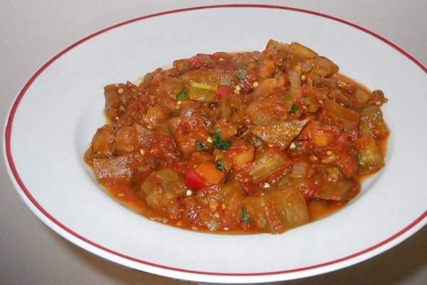 Tocanita de vinete cu rosii si ardei. Reteta simpla, rapida si savuroasa