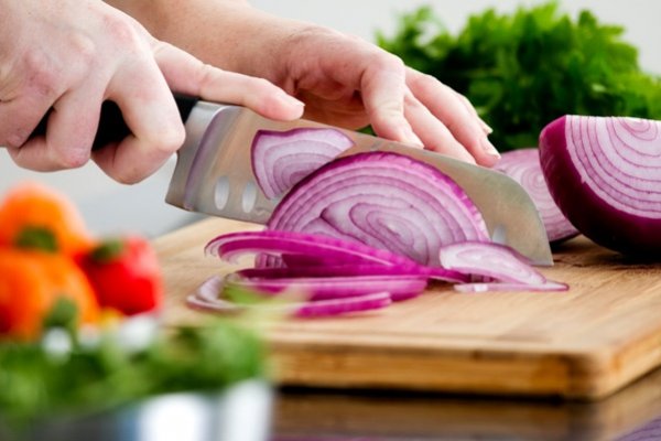Cum sa tai ceapa fara plangi - 10 metode de care nu stiati
