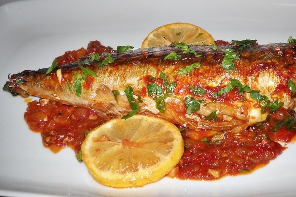 Macrou cu sos de rosii la cuptor. Cea mai simpla si delicioasa reteta cu peste