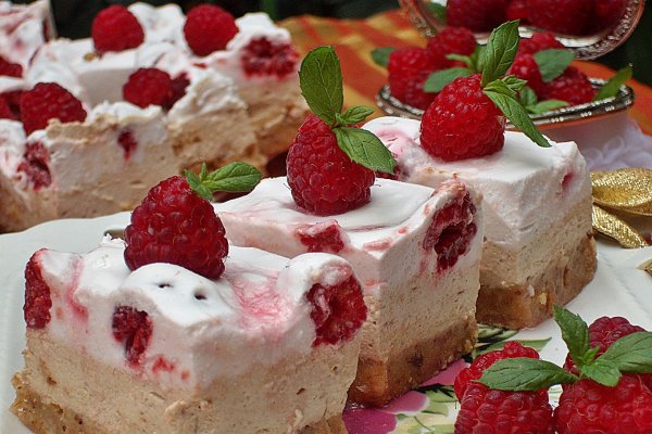 Prajitura cu zmeura si piure de castane