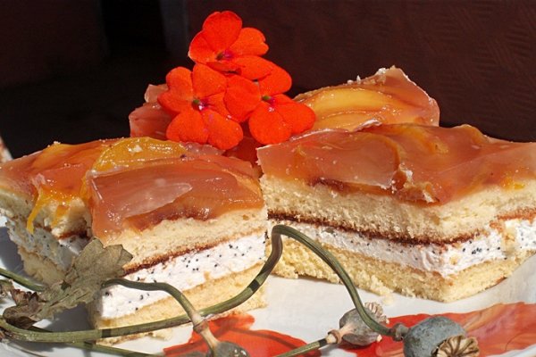 Prajitura cu branza si mac si jeleu de piersici