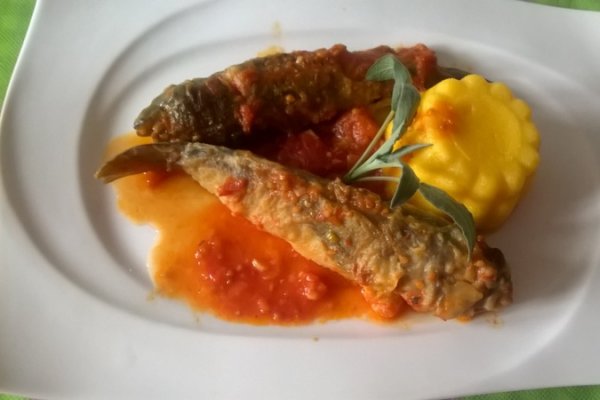 Guvizi in sos de rosii