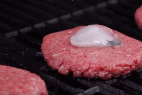 Ce se intampla daca pui un cub de gheata pe carnea de pe gratar