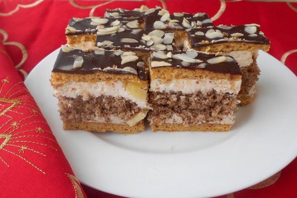 Prajitura cu blat de nuca, foi caramel si doua creme