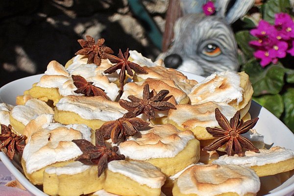 Biscuiti cu anason si bezea acrisoara de lamaie