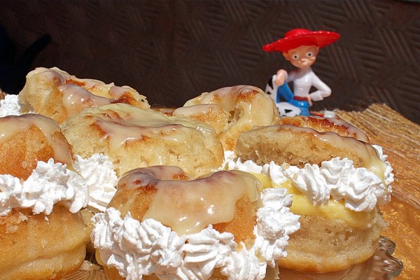 Chouxuri insiropate din aluat dospit