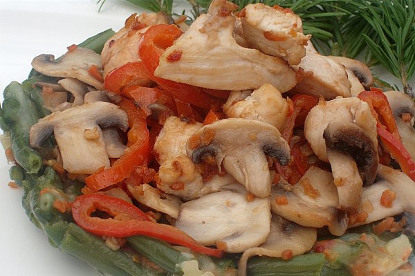 Cuib de vasole verde cu piept de pui si legume,trase la tigaie