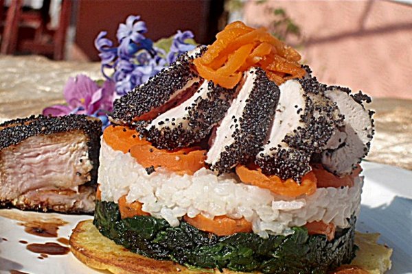 Piept de pui in crusta de mac pe pat de legume