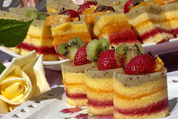 Prajitura,,Multicolorata cu fructe"