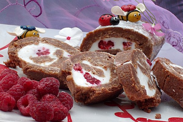 Rulada din biscuiti cu crema fina de branza si zmeura