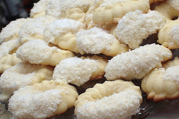 Fursecuri fragede cu ciocolata alba si cocos