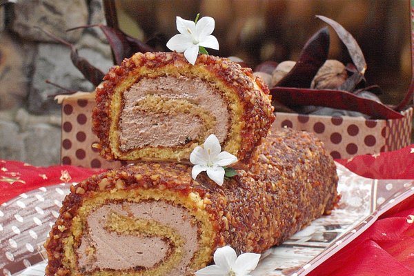 Rulada din biscuiti cu piure de castane si mantie din alune de padure