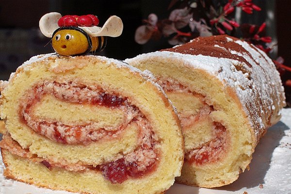 Rulada cu gem de capsuni