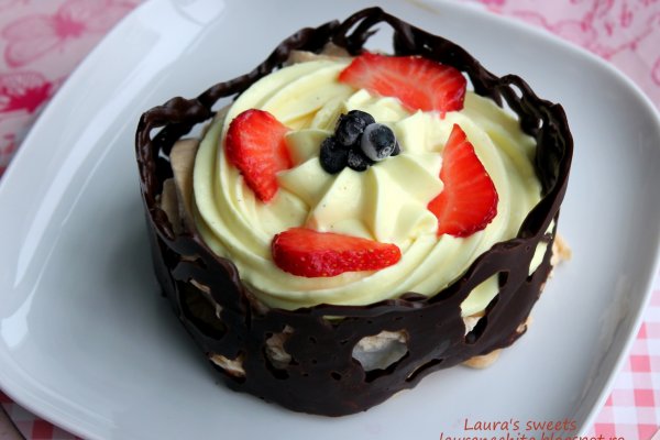 Mini pavlova cu crema de iaurt si ciocolata